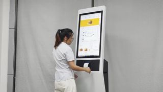 32 inch vloerstaande zelfbedieningskiosk met touchscreen en printer