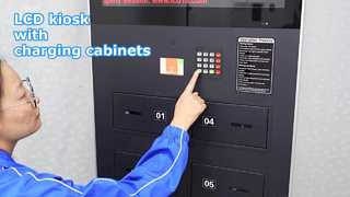 43 inch Smart Signage laadt telefoons op