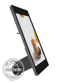 Mens die het Mobiele Kiosk Digitale Signage LCD Scherm van de Reclamevertoning 43 lopen Duim