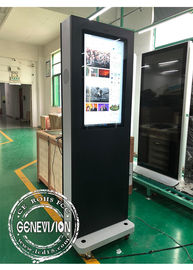 De beweegbare 32 Duim Win10 Computer van de Reclamerechtopstaande reiziger met Wielen, 1500cd/M2